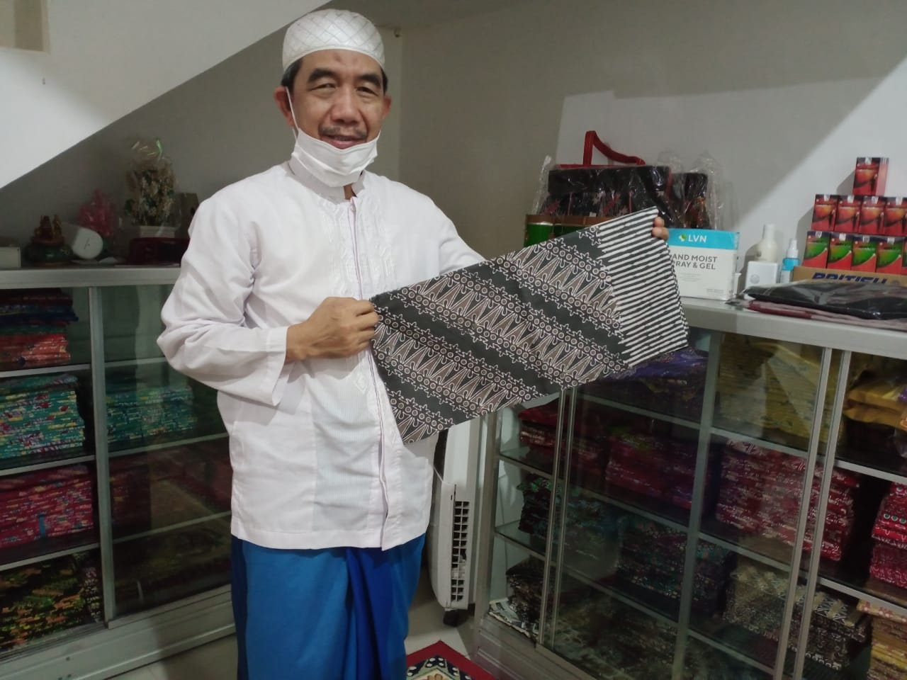 Cabup Kutim Ustadz Ardiansyah isi Kemerdekaan bangga dengan hasil kerajinan kearifan lokal batik wakaroros yang turut diperkenalkan dan dipasarkan secara rumah tangga.